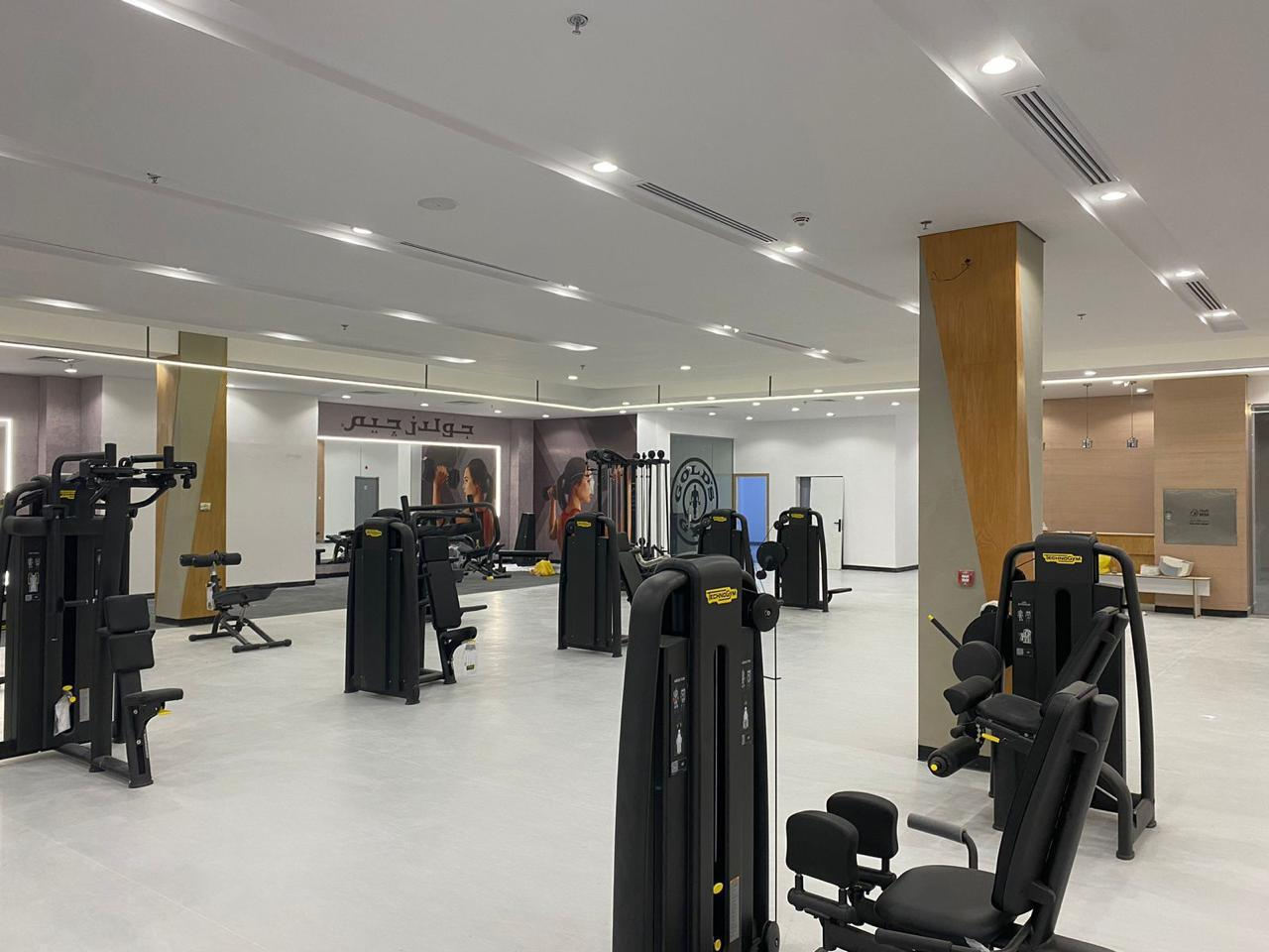 Gold's Gym equipment area