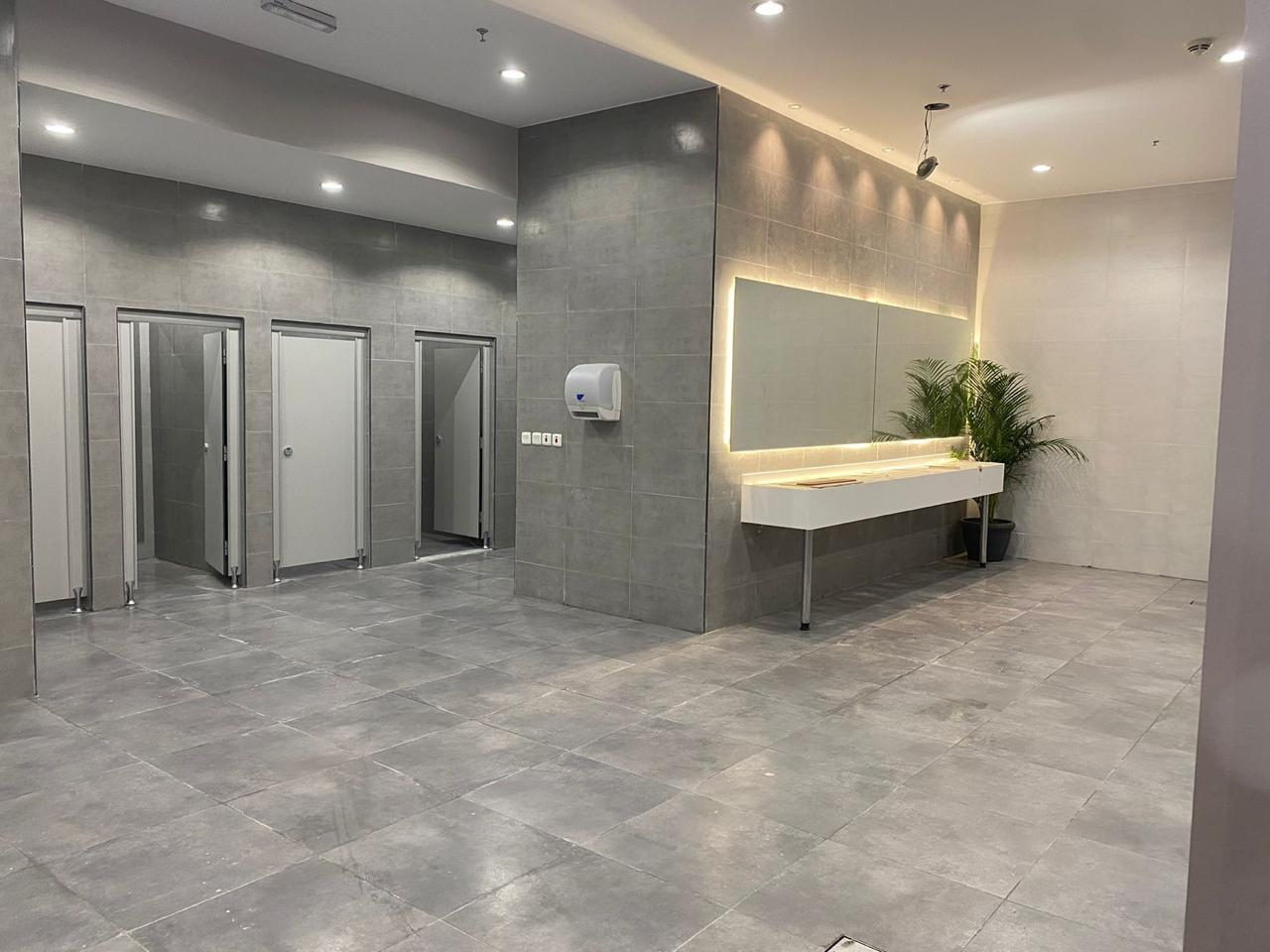 Gold's Gym reception and washroom area
